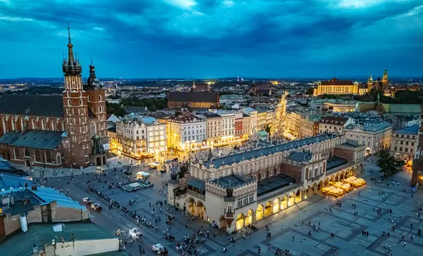 Polonya 'nın eski Krakow şehrinin ana pazar meydanı. UNESCO Dünya Mirası Alanı