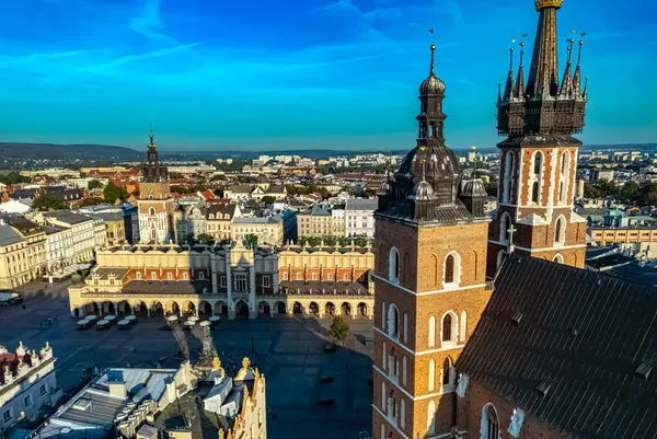 Polonya 'nın eski Krakow şehrinin ana pazar meydanı. UNESCO Dünya Mirası Alanı