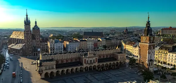 Polonya 'nın eski Krakow şehrinin ana pazar meydanı. UNESCO Dünya Mirası Alanı
