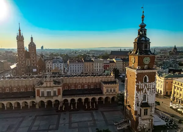Polonya 'nın eski Krakow şehrinin ana pazar meydanı. UNESCO Dünya Mirası Alanı