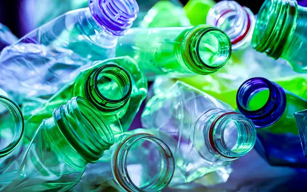 Boş renkli içecek şişeleri. Geri dönüşümlü plastik atık.