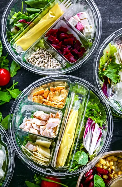 Yuvarlak plastik kutular ve önceden paketlenmiş sebze salataları. Uygun yiyecekler.