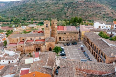 Alcaraz 'daki Rönesans Meydanı Tardon ve Trinidad Kuleleri ile Plaza Mayor' u aradı. Albacete İspanya