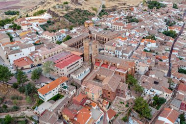Alcaraz 'daki Rönesans Meydanı Tardon ve Trinidad Kuleleri ile Plaza Mayor' u aradı. Albacete İspanya. Belediye Binası ön görünümü