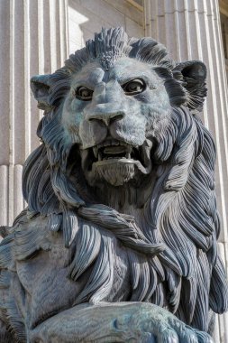 Madrid Milletvekilleri Kongresi 'ne aslan heykeli girişi İspanya hükümet binası