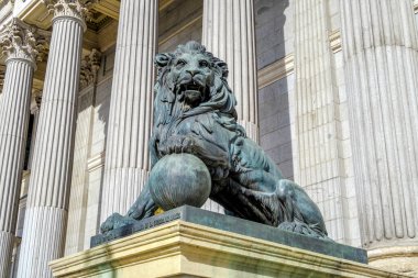 Madrid Milletvekilleri Kongresi 'ne aslan heykeli girişi İspanya hükümet binası