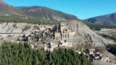 Aragon, İspanya 'daki Terk Edilmiş Köy Esco' su. Esco bir zamanlar İspanya 'nın kuzeydoğusunda Aragon' da büyüyen bir köydü. Ta ki 1959 yılında Aragon nehrinin karşı kıyısına Yesa barajı inşa edilene kadar..