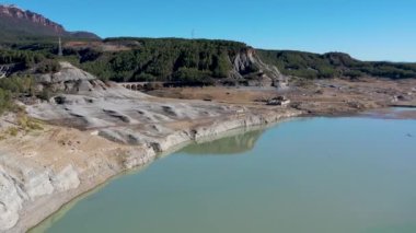 Tiermas, İspanya - 10 Kasım 2022: The Termas de Tiermas Mumbalse de Yesa, Zaragoza. Sadece birkaç gün eğlenebilirsiniz ve kurak bir yazdan sonra yılın geri kalanı Rezervuar tarafından karşılanır..