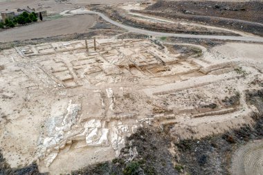 Banales İberya-Roma bölgesi henüz tanımlanmamış bir şehre karşılık geliyor. Uncastillo belediyesinde yer alsa da, Sadaba 'ya çok yakın olan Layana kasabasından ulaşılabilir..