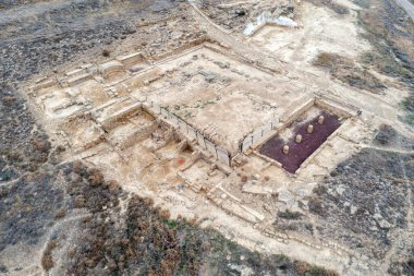 Banales İberya-Roma bölgesi henüz tanımlanmamış bir şehre karşılık geliyor. Uncastillo belediyesinde yer alsa da, Sadaba 'ya çok yakın olan Layana kasabasından ulaşılabilir..