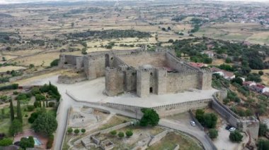 Trujillo Kalesi. Trujillo 'daki eski Arap Alcazaba, Caceres ili. İspanya 'nın Extramadura Bölgesi Hava Sahası Görünümü