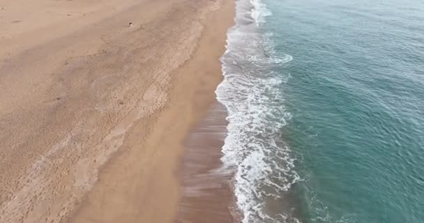 Luchtvlucht Drone Zeelijn Breekt Golven Stranden Van Spanje Costa Brava — Stockvideo