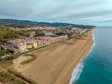 Şafakta Canet de Mar şehrinin havadan panoramik görüntüsü. İspanya, Barselona, El Maresme 'de bulunmaktadır.