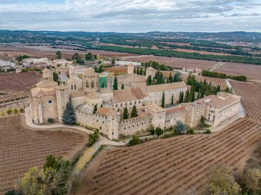 Santa Maria de Poblet Manastırı, Katalonya, İspanya, sonbahar renk tonuyla yan manzara