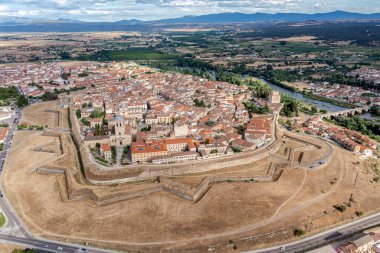 Salamanca İspanya 'da Ciudad Rodrigo' nun panoramik hava manzarası sağda Agueda nehri üzerindeki Roma köprüsü.