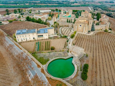 Santa Maria de Poblet Manastırı, Katalonya, İspanya, Sulama havuzundan alınan genel hava manzarası Poblet 'in beyaz taşla yazılmış detaylarıyla