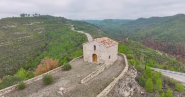 Santa Magdalena Talamanca İspanya Şapeli, orjinalinin 13. yüzyıldan kalma restorasyonu. Geleneksel bir taç planı olan yarı dairesel bir maymun tarafından uygulanan mütevazı bir stil..