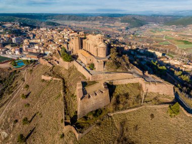 Cardona kalesi Katalonya 'da ünlü bir ortaçağ kalesidir. arka plan şehir arkaplanı