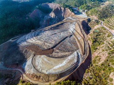 Bir yığın tuz. Çiğ tuzun çıkarılması ve taşınması. Cardona, Barselona İspanya vilayeti