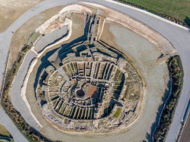 Arbeca 'daki Vilars Kalesi, Lleida İspanya İberya yerleşimi MÖ 775-MÖ 300 yılları arasında, 15 metre genişliğinde ve kalenin dört metre derinliğinde bir su baskını hendeği vardır. hava görünümü Cenit