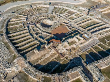 Arbeca 'daki Vilars Kalesi, Lleida İspanya İber yerleşimi MÖ 775-300 yılları arasında, 15 metre genişliğinde ve şatonun dört metre derinliğinde su baskınına açık hendekleri vardır..