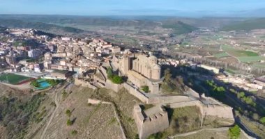Cardona kalesi Katalonya 'da ünlü bir ortaçağ kalesidir. arka plan şehir arkaplanı