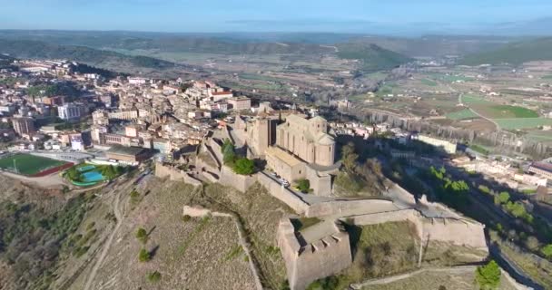 カルドーナ城はカタルーニャの有名な中世の城です 街の背景を見る — ストック動画