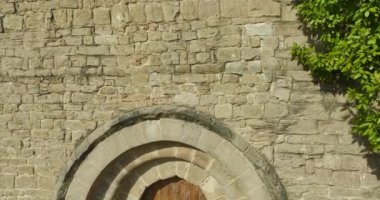 San Ramon de Soberana de Ferrans Kilisesi, 12. yüzyıldan kalma Romen kilisesi, iki göbek ve çeyrek küre kasalı maymunlar. Güney duvarındaki giriş kapısı, voussoir 'lardan yapılmış üç adet yarı dairesel kemer tarafından oluşturulmuş..