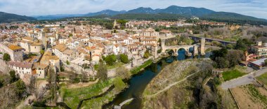 Besalu İspanya, bir Katalan köyü, orta çağlarda saat durmuş gibi görünüyor.
