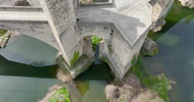 Besalu İspanya, bir Katalan köyü, orta çağlarda saat durmuş gibi görünüyor.