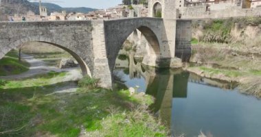 Besalu İspanya, bir Katalan köyü, orta çağlarda saat durmuş gibi görünüyor.