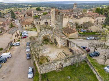 Segovia 'daki Orta Çağ duvarlı Pedraza şehri Santa Maria İspanya kilisesi harabeleri..