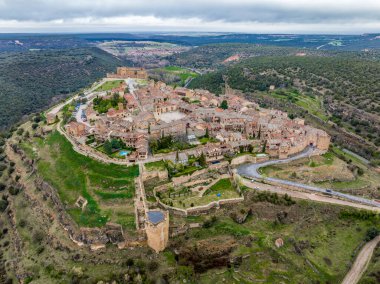 Segovia genel panoramik hava manzaralı Ortaçağ surlu kenti Pedraza doğuda