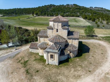 İspanya 'nın Urena Valladolid ilindeki Ortaçağ şehrinde ilan edilen Our Lady of the Lady Kilisesi, hava manzaralı ayrıntılı uygulamalar