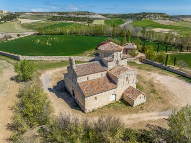İspanya 'nın Urena Valladolid ilindeki Ortaçağ şehrinde ilan edilen Our Lady of the Lady Kilisesi, hava manzaralı ön cephe ayrıntıları