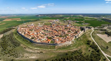Valladolid İspanya 'nın ortaçağ şehri Urena' nın panoramik hava manzarası