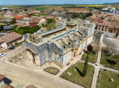 Valladolid İspanya 'nın Villardefrades Eyaleti' ndeki San Andres Kilisesi 'nin hava manzarası.