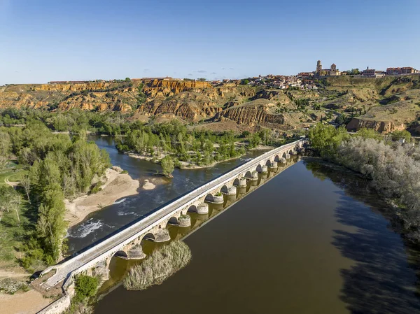 西班牙萨莫拉省托罗市罗马主桥的空中景观 背景中的全景城市景观 — 图库照片