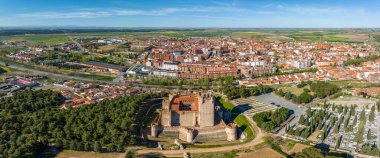 Medina del Campo, Valladolid, Castilla y Leon, İspanya 'daki Ortaçağ Mota Kalesi' nin havadan panoramik görüntüsü