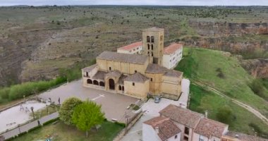 İspanya 'nın Segovia eyaleti Sepulveda' da Pena Leydisinin Sığınağı