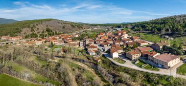 İspanya 'nın Soria eyaletine bağlı güzel bir kasaba olan Molinos de Duero' nun panoramik hava manzarası