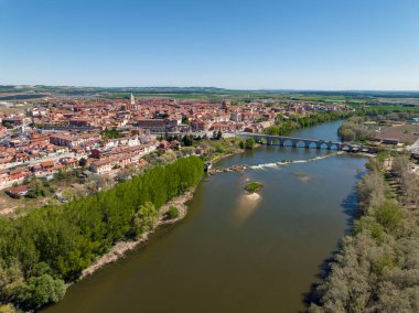 İspanya 'nın Valladolid ilindeki Tordesillas ve Douro Nehri köyünün panoramik manzarası