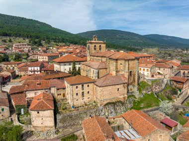 İspanya 'nın Soria eyaletindeki Vinuesa Çamı' ndaki leydimizin kilisesi. panoramik hava görüntüsü