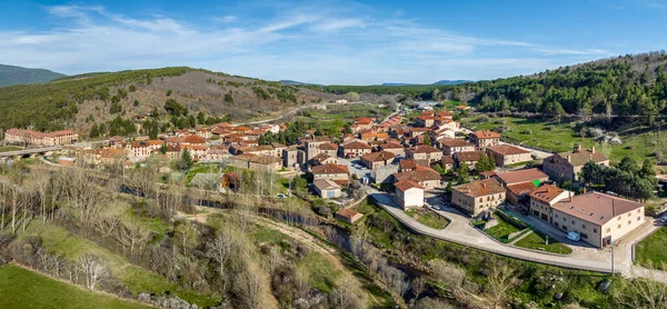西班牙Soria省的一个美丽城镇Molinos Duero的全景航空图 — 图库照片