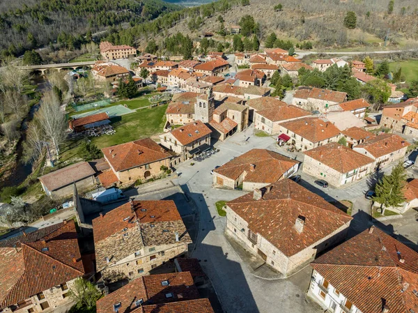 西班牙Soria省的一个美丽城镇Molinos Duero的空中景观 — 图库照片
