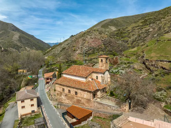 西班牙拉里奥哈省一个美丽的小镇Viniegra Arriba的圣母升天教堂 — 图库照片
