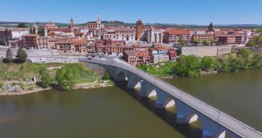 İspanya 'nın Valladolid ilindeki Tordesillas ve Douro Nehri köyünün panoramik manzarası