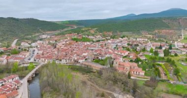 San Cosme ve San Damian Kolej Kilisesi, Covarrubias, Burgos, İspanya. Eski bir Roma kilisesine dayanıyor. Gotik kilise. Latince bir zemin planı var. Üç göbek ve bir geçiş.