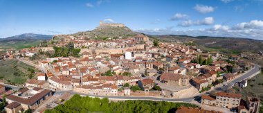Guadalajara eyaletinin bir İspanyol kasabası olan Atienza 'nın panoramik manzarası. Kasaba unvanına sahiptir ve Orta Çağ 'da önemli bir öneme sahiptir.
