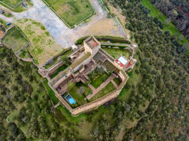 Pedraza 'nın ortaçağ şatosu Kastilya, Segovia, İspanya' nın düzlüklerine inşa edildi. Düz üst hava görüntüsü